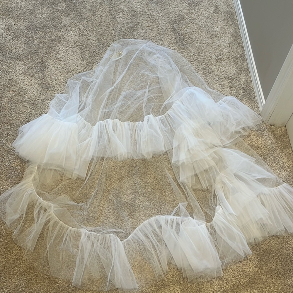 NWT Two tiered ruffle fingertip veil